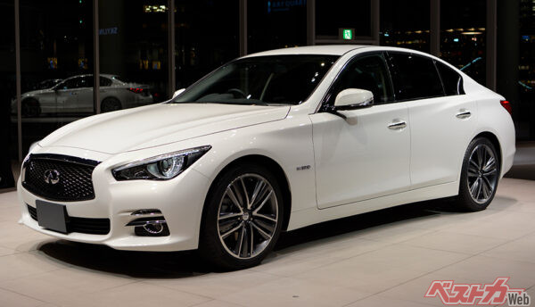 全長4800mm、全幅1820mm、全高1440mmでホイールベースは2850mmという大柄な4ドアサルーンが最新の「スカイライン350GTハイブリッド」だ