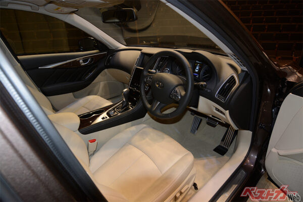 室内もスポーティな雰囲気だ