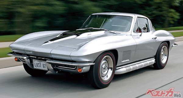 原型となったレーサーモデルの名を冠し、コルベットスティングレイと呼ばれたシボレーコルベットC2型。初代と違い、メインはクーペ