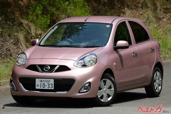 日産 マーチ。同じ1.2Lでもマーチは3気筒、スイフトは4気筒を採用する。エンジンフィールは4気筒がいいが、パワートレーンの小型化、軽量化を考えると3気筒が有利となる