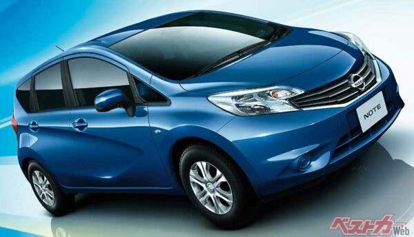 ノートの1.2Lスーパーチャージャーは効率優先のエコエンジン。CVTの効率のよさを生かすべくスーパーチャージャーは低速トルクを補うために使われる。フォードフィエスタに比べると圧倒的に燃費はいいが、スポーツ性能はフィエスタにかなわない