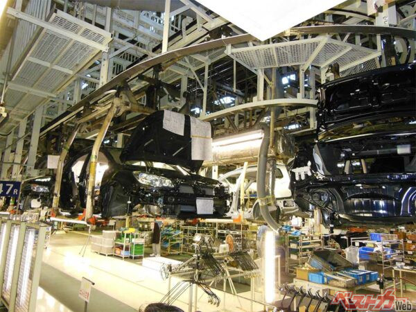 開発期間の3分の1は、工場での生産設計に充てられる。つまり、ほぼ1年間は生産部門の管轄だ