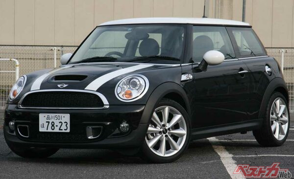 ミニクーパーのデザインはクルマに興味のない男性新成人にも好評