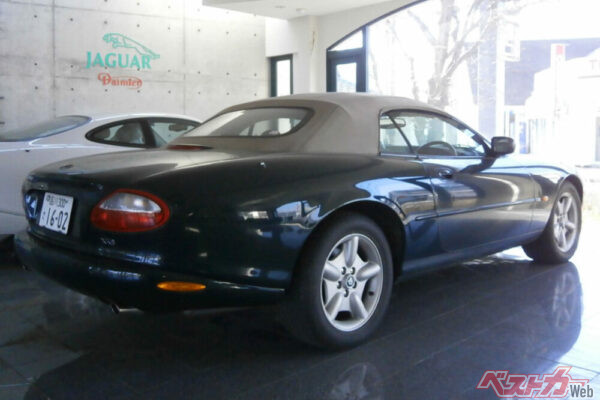 XK8はV8、4L（294ps/40.0kgm）5ATのハイスペックを誇る4シータースポーツで、ジャガーらしい繊細な乗り味が魅力。色はブリティッシュレーシンググリーンで、幌は傷みもなかった