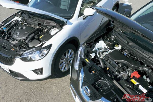 エクストレイルはディーゼルを廃止して2Lガソリンのみの設定。白いボディはCX-5のディーゼルだ
