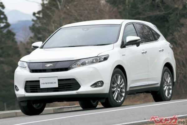 トヨタ ハリアーにはハイブリッドも用意されている。後輪をモーターで駆動する電動4WDとなる