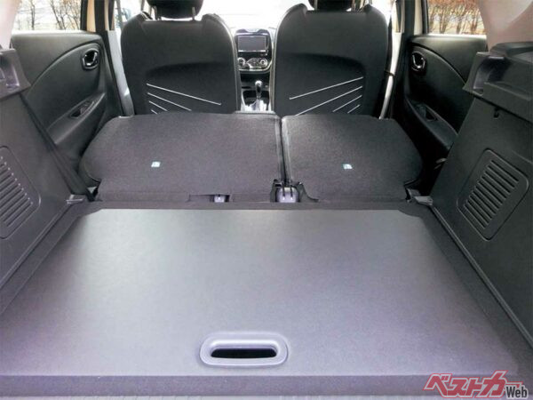 ラゲッジボードを付け、リアシートを畳んだシートアレンジ。フラットで広大な荷室が生まれる。リアシートは広大なニールームを確保し、頭上空間も余裕がある。ただ座面は少し短い印象だ