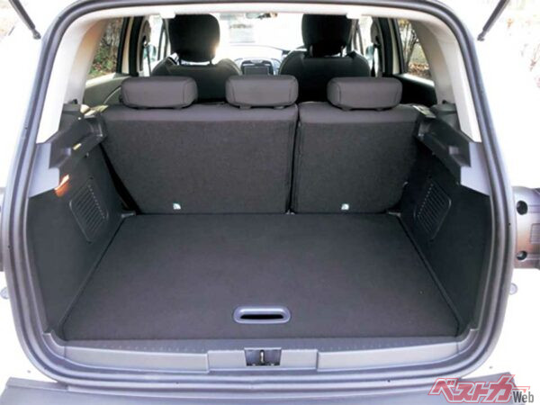 リアシートを最後方にした状態での荷室容量は377Lだ