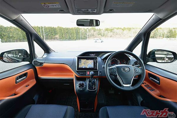 ノア/ヴォクシー…旧型に比べて質感がアップ。ヴォクシーに設定されるオレンジ内装も個性的でグッド!