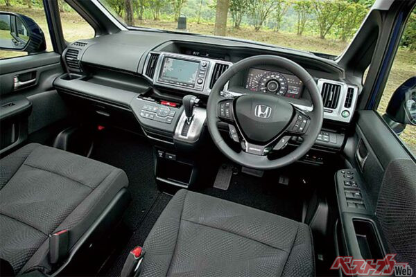 ステップワゴン…ライバルに比べると設計は古いが、中央に操作類を集積させたデザインは使い勝手がいい