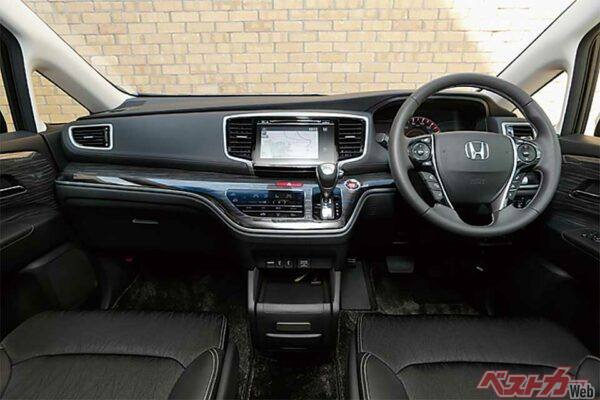 オデッセイ…左右方向に伸びやかなインパネデザインはスポーティなだけでなく高級感もある