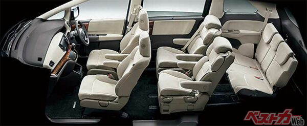 オデッセイ…ひとクラス上だけあって室内にゆとりがある。7人乗り/8人乗りを設定。人気は7人乗り。3列目は床下収納となる