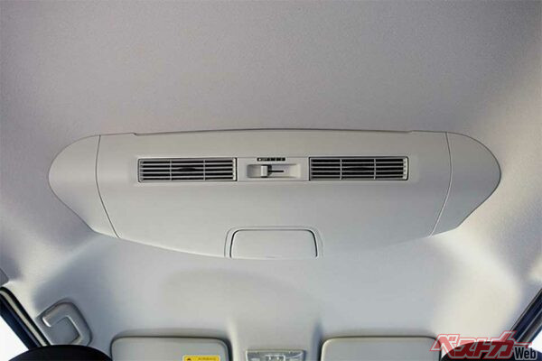 リヤシートに風を送るサーキュレータは軽自動車初の装備。エアコンの効果もいっそう高まる快適な装備だ