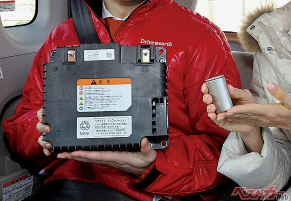 助手席シート下にパナソニック製のアシストバッテリーを搭載