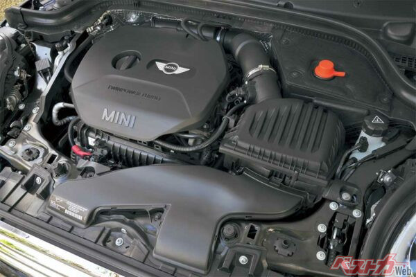 クーパーには136ps/22.4kgmを発揮する直3DOHCターボエンジンを搭載している
