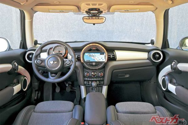 ステアリングコラム上に配置されたメーターパネルは丸形メーターを少しずらして横に並べて配置されていて、現行ミニのインテリアから大きく変更されたポイントとなる