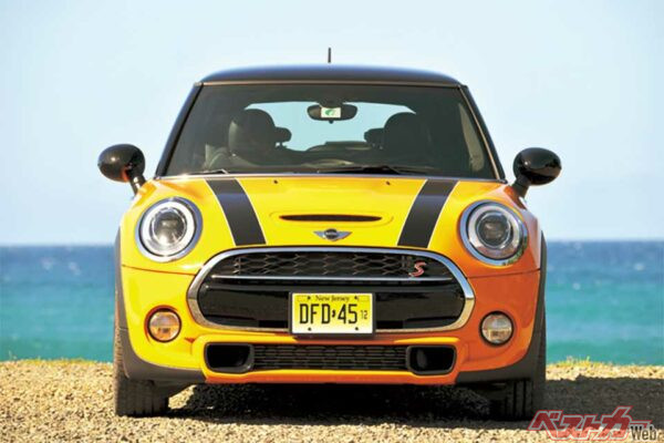 現行モデルに比べて全長で110mm、全幅で42mm、ホイールベースで30mm延長されて大型化した新型ミニ。現行型と同じように見えるが実はフロントヘッドライトのデザインも一新されており、ウインカー内蔵のデイライトなどを追加している