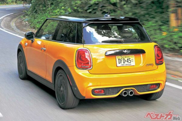 目にした瞬間にミニだとわかる3つのパートによるボディ構造を堅持。箱型のボディ、車両周囲をとり巻くウィンドウ配置、その上にルーフが乗るスタイルにより視覚的にはっきり区分されている