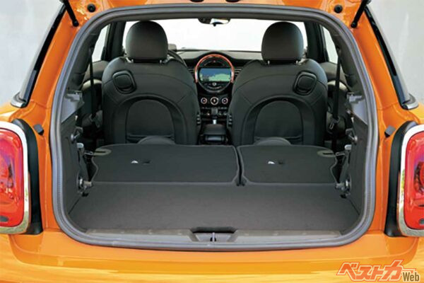 リアシートを倒すと広大なスペースを確保することができる<a href=