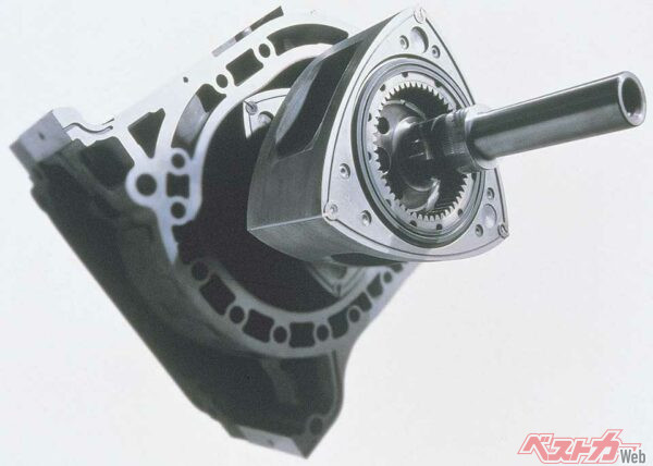 写真は13B型ロータリーエンジン。この後RX-8のRENESIS REへと引き継がれる