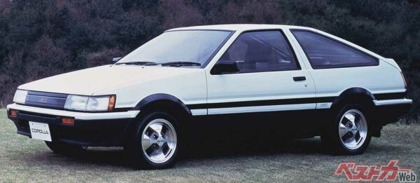 写真はAE86カローラレビン。AE86以後レビン／トレノはFFに