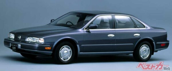 インフィニティQ45…日産のフラッグシップモデルとして登場。漆塗りのインパネを採用して高級感を演出した。後期型ではフロントグリルを設けている