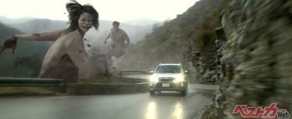 ラリーモンテカルロの聖地、フランスのチュリニ峠で繰り広げられるフォレスターと、追跡の手を伸ばす巨人たちのチェイスシーン。特撮とは思えないほどのリアリティが臨場感あふれる映像からは伝わってくる。果たして無事にフォレスターは逃げ切れるのか!?