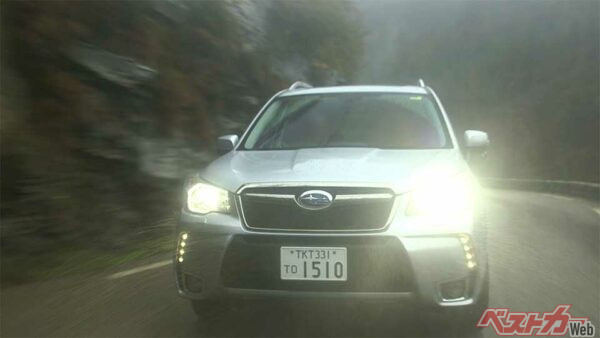 CM映像はまずチュリニ峠を颯爽と駆け抜けていくフォレスターの姿がアップで映し出される。待ち受けるのは!?