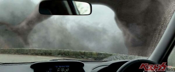 フォレスターの運転席越しに見えるのはいったい!?　突如として巨大な影が出現するシーンに驚かされることに