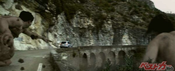 崖や山林などを次々に破壊しながら襲いかかってきた巨人たちの追撃を華麗にかわし、疾走していくフォレスター