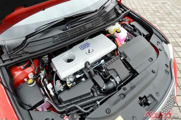 パワートレーンはキャリーオーバーで1.8Lエンジンとモーターを組み合わせた定評のあるハイブリッド。燃費はクラストップの26.6～30.4km/L