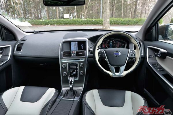 オーガニックな北欧家具を思わせるモダンウッドパネルと視認性のいいデジタル液晶パネルが融合した内装