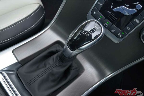 新開発の8速ATはアイシンAW製。きめの細かい滑らかなギアチェンジが際だっている