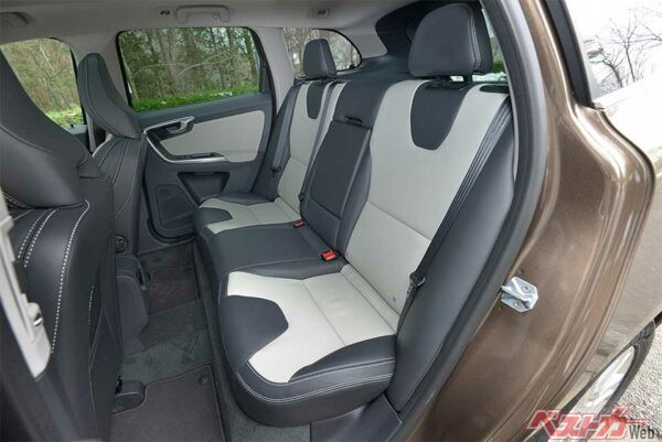 リアシートの居住性も充分なスペースを確保。3分割可倒式シートを採用し、フレキシブルなユーティリティを持っている