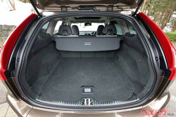 テールゲート内側下のステンレスパネルがさりげなく装備されているのがポイント。ラゲッジそのもののスペースも広大だ