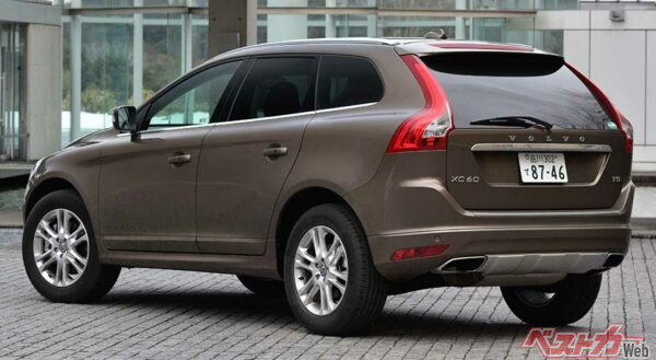 シンプルな美しさを追求したボルボらしいXC60のリアビュー。インテグレーテッドテールパイプはボディに溶け込み一体化している