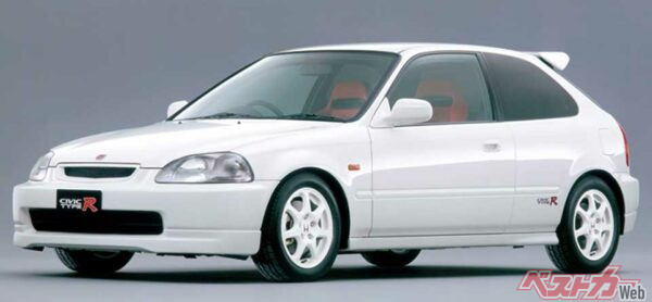 2位 初代シビックタイプR（1997～2000年）…インテグラタイプRに続いて発売されたタイプRシリーズ第3弾。B16型1.6LDOHC VTECは185ps/16.3kgmを誇り、レカロシートやモモ製ステアリング、チタン製シフトノブといった専用装備で武装していた