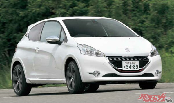 3位 プジョー208GTi（2013～）…プジョーのBセグメントカーの208に2013年から追加設定されたスポーツグレードで、1.6L直噴DOHCターボエンジンは200ps/28.0kgmを発揮。さらに専用スポーツサスなどホットハッチの名に恥じない装備を持つ