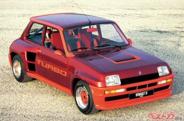 2位 ルノー5ターボ（1980～1985年）…ルノーが欧州で人気の高いラリーでA110に代わるアイコン的存在として製作したすべシャルモデル。1.4Lターボエンジン（160os/22.1kgm）とトランスミッションを180度回転させてリアミドに搭載していた