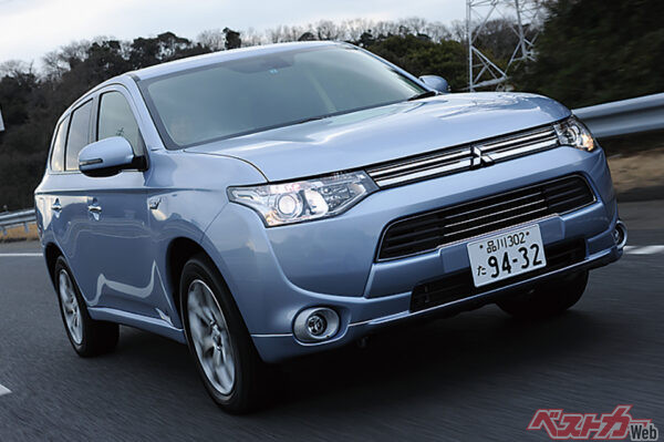 アウトランダーPHEV（332万4000～429万7000円）…モーター走行というEVのよさを最大限に生かし、航続距離というネガを解消したアウトランダーPHEV