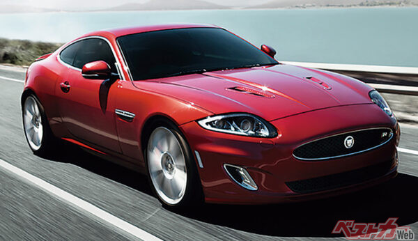 ジャガーXK（1245万〜1800万円）…ジャガーXKのATもシフトスピードに優れ、シフトダウン時のブリッピングモードも気持ちいい