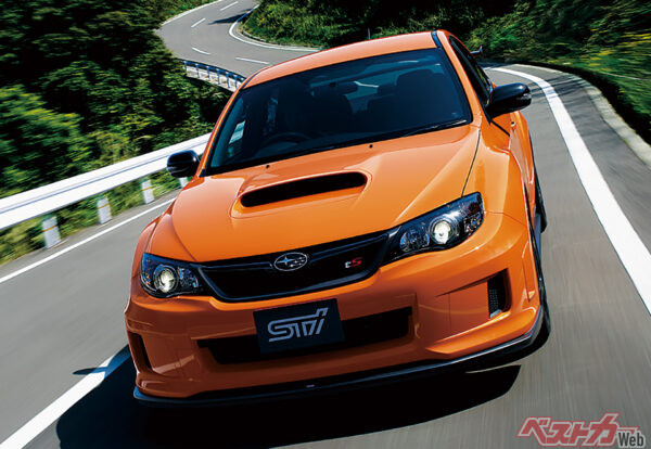 WRX STI tS タイプRA（441万〜508万2000円）…WRX STIは8月に新型に切り替わる予定だが、熟成され尽くした現行のFR車のような身のこなしは捨てがたい魅力を持っている！