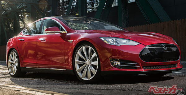 テスラは今や超高級ブランドイメージも確立。モデルSの航続距離も500kmに迫る実力派