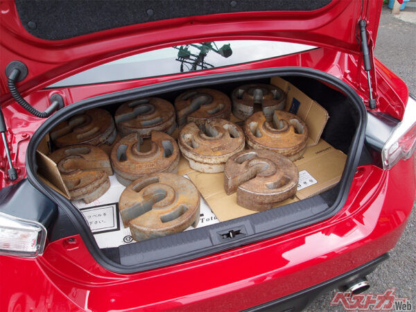 トランクに160kgの重りを積載した場合の写真