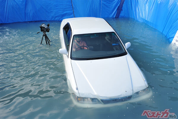 どこまで浸水すると、ドアやパワーウィンドウが開かなくなるのかをテスト。ドアノブくらいの深さになると脱出は難しくなる（写真・データ提供：JAF）
