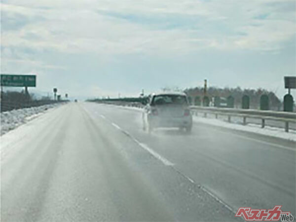 密粒舗装だと浮き水が発生しやすい状況になる。危険だ！