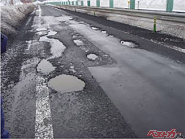 これは「高機能舗装Ⅰ型」の損傷例。耐久性に難があり、このように舗装が削れやすい