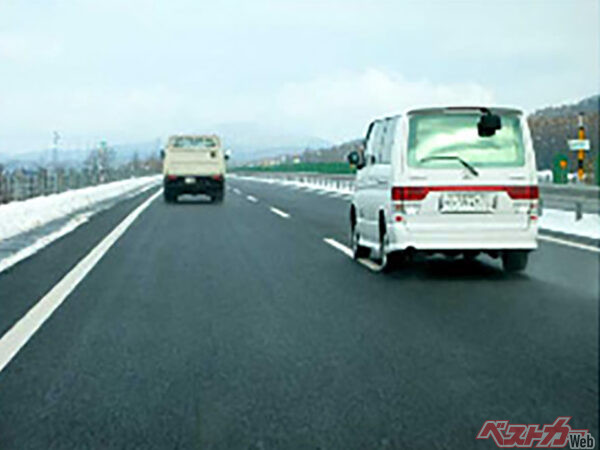 「高機能舗装II型」では降雨時も浮き水の発生が抑えられている。画期的な進化！