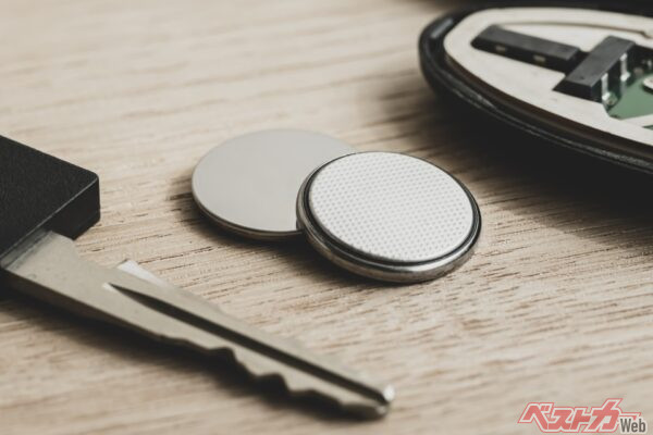 電池切れの際には、メカニカルキーを鍵穴に差し込んで捻れば、ドアのカギは開けられる(shironagasukujira@Adobestock)