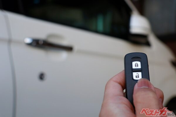 メカニカルキーを使えば、エンジンをかけたままドアの施錠が可能である。この時、スマートキーを車内に置きっぱなしにする必要もない(umaruchan4678@Adobestock)
